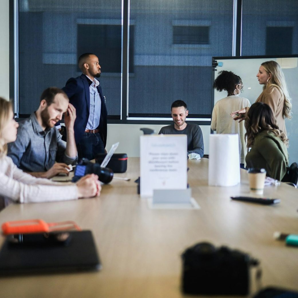 Team im Besprechungsraum während eines Meetings
